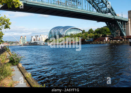 Tyne and Millennium Bridges, Sage Gateshead et Baltic Center par la rivière Tyne Tyne et Wear Angleterre Royaume-Uni Banque D'Images