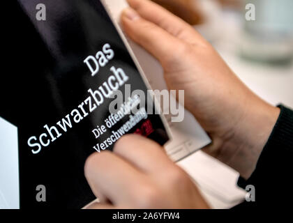Berlin, Allemagne. 29 Oct, 2019. Un journaliste feuillette le livre noir 2019-2020 du Bund der Steuerzahler. Credit : Britta Pedersen/dpa-Zentralbild/dpa/Alamy Live News Banque D'Images