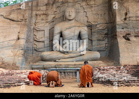 Polonnaruwa. Le Sri Lanka. Gal Vihara Buddhist Statue. Photo verticale Banque D'Images