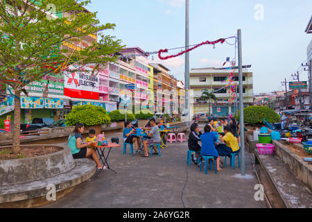 Manger, Mitkasema marché de nuit, Surat Thani, Thaïlande Banque D'Images