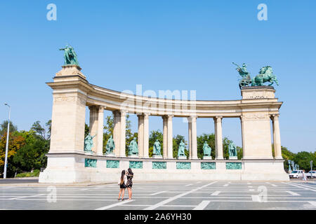 Hosok tere, Colonnade de gauche, de la Place des Héros, Budapest, Hongrie Banque D'Images