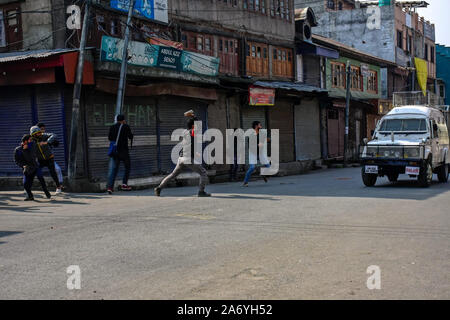 Srinagar, Inde. 29 Oct, 2019. Les manifestants jettent des pierres en direction d'un véhicule de police pendant les affrontements, les manifestants se sont affrontés à Srinagar.avec les forces gouvernementales à la suite de la suppression de l'article 370 par le gouvernement central qui accorde un statut spécial à Jammu-et-Cachemire. Credit : SOPA/Alamy Images Limited Live News Banque D'Images