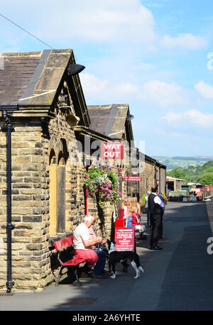 Les passagers sur Ingrow Gare, KWVR, Keighley et chemin de fer de la vallée, d'une valeur Banque D'Images