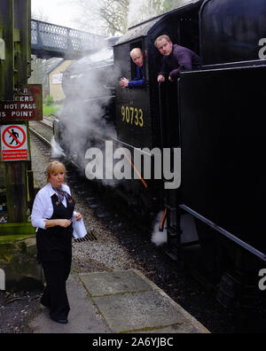 Le personnel des chemins de fer sur le KWVR à Haworth, Keighley et chemin de fer de la vallée, d'une valeur Banque D'Images