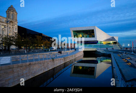 Le Musée de Liverpool au crépuscule Banque D'Images