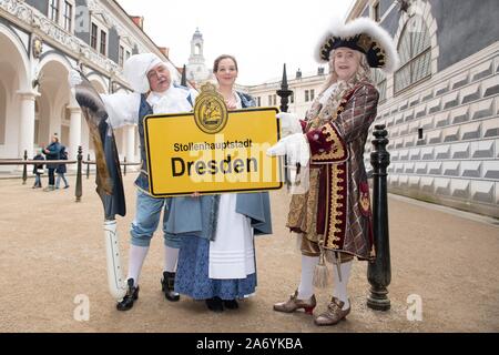 Dresde, Allemagne. 29 Oct, 2019. Andreas Höffken comme Hofbäckermeister Zacharias (l-r), la 25e fille Stollen de Dresde Veronika Weber, et Klaus-Dietmar Matthes en août, la forte position dans la Stallhof à l'occasion de l'ouverture symbolique de la Stollen saison. Traditionnellement, le Stollen de Dresde période commence après le jour de la Réformation. Credit : Sebastian Kahnert/dpa-Zentralbild/ZB/dpa/Alamy Live News Banque D'Images
