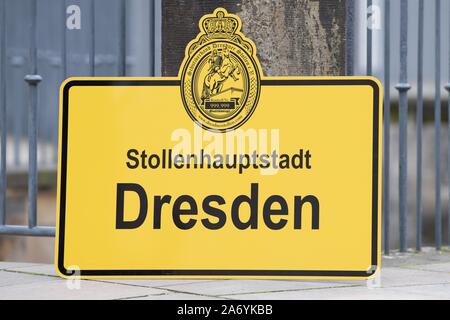 Dresde, Allemagne. 29 Oct, 2019. Un signe sous la forme d'une ville une affiche avec l'inscription 'Dresden, capitale de la Stollen' se trouve au bord de l'ouverture symbolique de la saison dans le Stollen Stallhof. Traditionnellement, le Stollen de Dresde période commence après le jour de la Réformation. Credit : Sebastian Kahnert/dpa-Zentralbild/ZB/dpa/Alamy Live News Banque D'Images