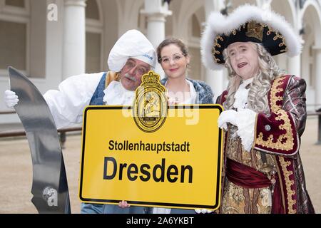 Dresde, Allemagne. 29 Oct, 2019. Andreas Höffken comme Hofbäckermeister Zacharias (l-r), la 25e fille Stollen de Dresde Veronika Weber, et Klaus-Dietmar Matthes en août, la forte position dans la Stallhof à l'occasion de l'ouverture symbolique de la Stollen saison. Traditionnellement, le Stollen de Dresde période commence après le jour de la Réformation. Credit : Sebastian Kahnert/dpa-Zentralbild/ZB/dpa/Alamy Live News Banque D'Images