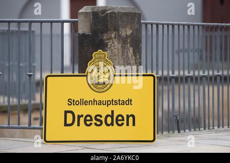 Dresde, Allemagne. 29 Oct, 2019. Un signe sous la forme d'une ville une affiche avec l'inscription 'Dresden, capitale de la Stollen' se trouve au bord de l'ouverture symbolique de la saison dans le Stollen Stallhof. Traditionnellement, le Stollen de Dresde période commence après le jour de la Réformation. Credit : Sebastian Kahnert/dpa-Zentralbild/ZB/dpa/Alamy Live News Banque D'Images