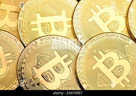 Les bitcoins or brillant comme arrière-plan, et de l'argent virtuel concept Cryptocurrency - image Banque D'Images