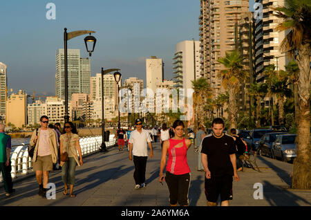 Corniche de Beyrouth une promenade bordée de palmiers au bord de la mer Méditerranée, où les Libanais viennent de courir, se promener ou fumer le narguilé, Liban. Banque D'Images