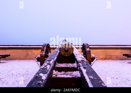 Vues de la terrasse du Château et restaurant avec canons historiques. Wernigerode en hiver, la nuit et dans la neige Banque D'Images