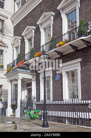 Londres, Westminster. 18e siècle numéro 4 St James's Square. L'accueil de Nancy Astor, première femme au parlement. Banque D'Images