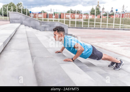 L'homme de sport, de mesures concrètes, la formation en ville pendant l'été, une vie active, d'entraînement de remise en forme moderne. Espace libre pour la motivation Banque D'Images