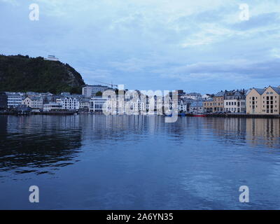 Son port pittoresque et bâtiments mystérieux reflète dans l'eau en ville européenne de Alesund à Romsdal en Norvège à soir Banque D'Images