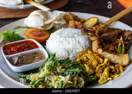 Nasi Campur Bali Bebek Betutu translate mixte riz balinais Canard, Indonesian cuisine balinaise. Banque D'Images