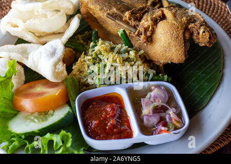 Nasi Campur Bali Bebek Betutu translate mixte riz balinais Canard, Indonesian cuisine balinaise. Banque D'Images