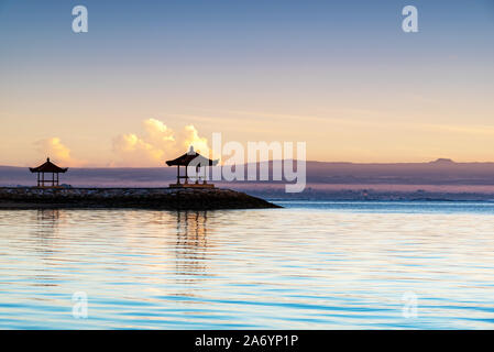 Lever de soleil à la plage de Pantai karang Bali Sanur en Indonésie Banque D'Images