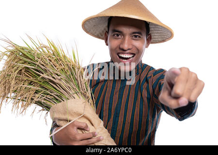 Farmer pointant son doigt à l'appareil photo tout en portant un tissu traditionnel Banque D'Images