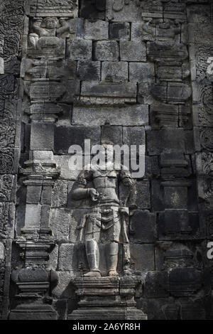 Bas-relief du temple de Mendut, un neuvième siècle temple bouddhiste dans le centre de Java, en Indonésie. Banque D'Images