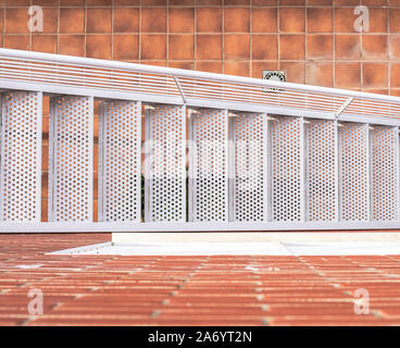 Vue aérienne de l'escalier métallique blanc sur mur de brique rouge avion Banque D'Images