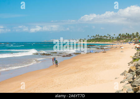 Salvador, Brésil - Circa 2019 Septembre : une vue de la plage à Itapua sur une journée ensoleillée Banque D'Images