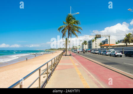 Salvador, Brésil - Circa 2019 Septembre : une vue sur la promenade de la plage de Itapua, célèbre quartier de Salvador, Bahia Banque D'Images