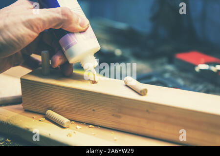 Chevilles en bois - mixte joiner Mettre la colle dans un trou en bois percés Banque D'Images
