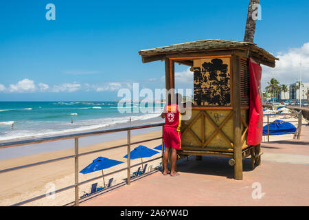 Salvador, Brésil - Circa 2019 Septembre : Lifeguard stand lors de la promenade par Itapua beach à Salvador, Bahia Banque D'Images