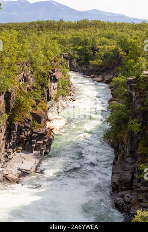 Dans la rivière Abiskojåkka Abisko dans la région arctique de la Suède Banque D'Images