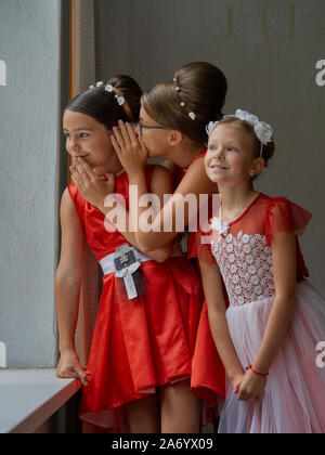 Vitebsk-Belarus. L'Est de l'Europe-September 19, 2019 : trois filles de moins de 15 ans habillé en robe de soirée rouge vif communiquer lors d'un b Banque D'Images