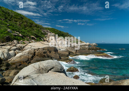 Vue panoramique de l'immense falaise à la couleur de la mer de Chine du Sud Banque D'Images