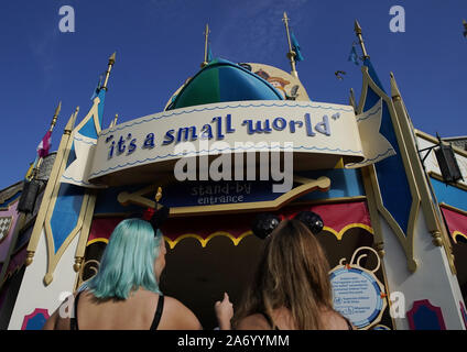 New York, États-Unis. 29 Oct, 2019. Vous pénétrez dans le monde est petit attraction du parc à thème Walt Disney World Resort et le lundi 29 octobre, 2019 dans le lac Bay en Floride. Walt Disney World a ouvert ses portes le 1 octobre 1971, et fêtera son 50e anniversaire le 1er octobre 2021 et demeure l'une des destinations de vacances les plus populaires dans le monde entier. Photo de John Angelillo/UPI UPI : Crédit/Alamy Live News Banque D'Images