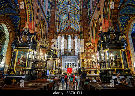 Cracovie, Pologne. 18 août, 2019. La basilique Sainte-Marie (Bazylika Mariacka) est une église gothique en brique à côté de la place du marché principale de Cracovie. Banque D'Images