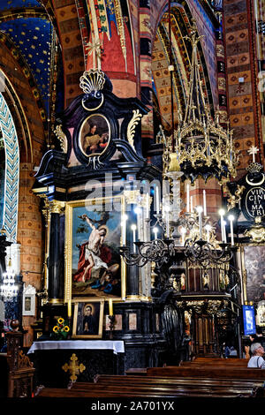 Cracovie, Pologne. 18 août, 2019. La basilique Sainte-Marie (Bazylika Mariacka) est une église gothique en brique à côté de la place du marché principale de Cracovie. Banque D'Images