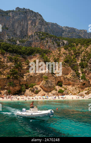 L'exploration en bateau le spectaculaire littoral et plages de la côte du golfe d'Orosei dans Parc national du Gennargentu Ogliastra Sardaigne Italie Europe Banque D'Images