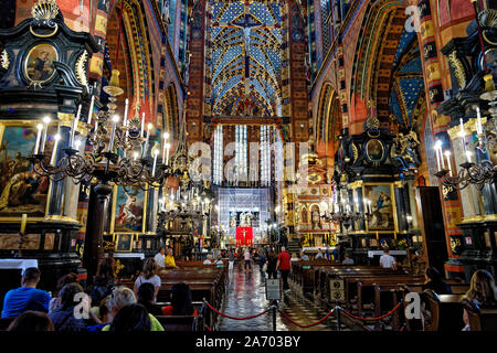 Cracovie, Pologne. 18 août, 2019. La basilique Sainte-Marie (Bazylika Mariacka) est une église gothique en brique à côté de la place du marché principale de Cracovie. Banque D'Images