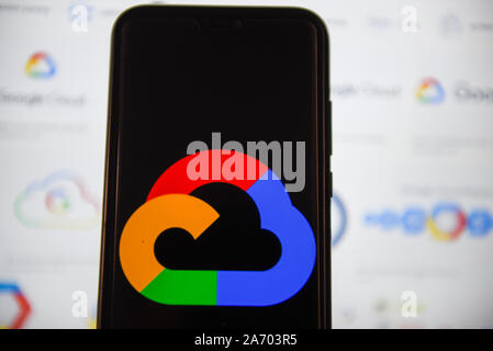 Sur cette photo, l'illustration d'une plate-forme de Cloud Computing Google logo affiché sur un smartphone. Banque D'Images