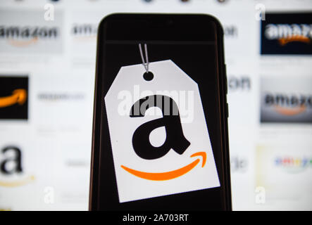 Sur cette photo, l'illustration d'une Amazon logo affiché sur un smartphone. Banque D'Images
