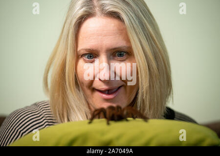 Carrie zoologiste Alcock avec Boris, son Araignée goliath birdeater à son domicile à Cheadle, Staffordshire en avant de la Pet Show à NEC les 2 et 3 novembre. PA Photo. Photo date : mardi 29 octobre, 2019. Crédit photo doit se lire : Jacob King/PA Wire Banque D'Images