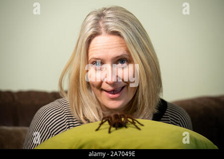 Carrie zoologiste Alcock avec Boris, son Araignée goliath birdeater à son domicile à Cheadle, Staffordshire en avant de la Pet Show à NEC les 2 et 3 novembre. PA Photo. Photo date : mardi 29 octobre, 2019. Crédit photo doit se lire : Jacob King/PA Wire Banque D'Images