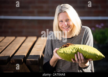 Carrie zoologiste Alcock avec Boris, son Araignée goliath birdeater à son domicile à Cheadle, Staffordshire en avant de la Pet Show à NEC les 2 et 3 novembre. PA Photo. Photo date : mardi 29 octobre, 2019. Crédit photo doit se lire : Jacob King/PA Wire Banque D'Images