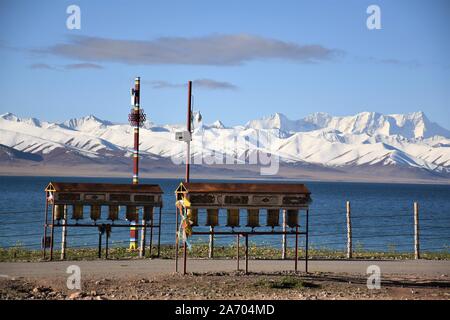 Roues de prière à proximité du Lac Namtso, Tibet. Est le plus grand Lac Namtso dans la région autonome du Tibet Banque D'Images