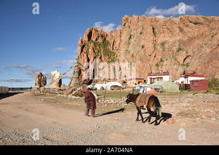 Nomade tibétain avec son cheval à proximité à pied Lac Namtso, Tibet Banque D'Images