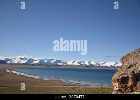 Vue sur Lac Namtso avec montagnes enneigées, au Tibet. Est le plus grand Lac Namtso dans la région autonome du Tibet Banque D'Images