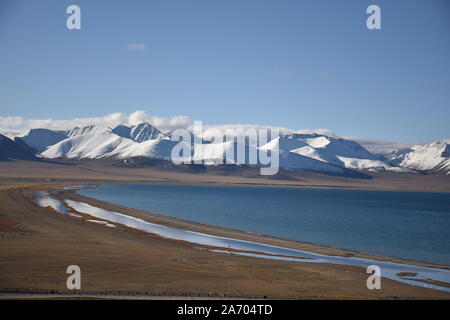 Vue sur Lac Namtso avec montagnes enneigées, au Tibet. Est le plus grand Lac Namtso dans la région autonome du Tibet Banque D'Images