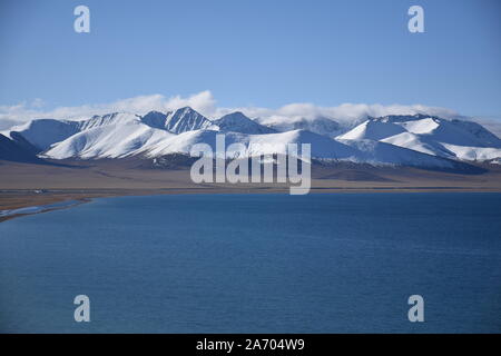 Vue sur Lac Namtso avec montagnes enneigées, au Tibet. Est le plus grand Lac Namtso dans la région autonome du Tibet Banque D'Images