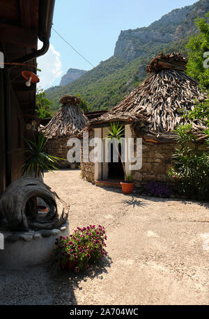 Pierre ronde traditionnelle à colombages et berger bergerie couverte huttes dans le paysage de montagne du Parc National du Gennargentu en Ogliastra Sardaigne Italie Banque D'Images