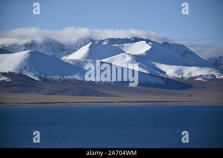 Vue sur Lac Namtso avec montagnes enneigées, au Tibet. Est le plus grand Lac Namtso dans la région autonome du Tibet Banque D'Images