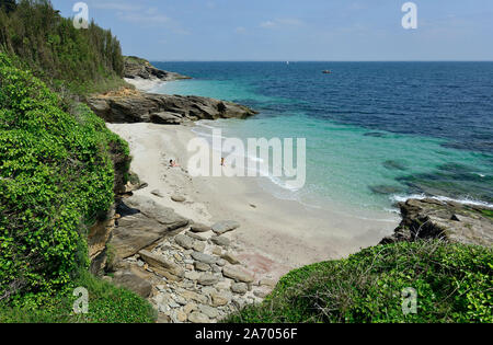 "Ile de Groix" (l'île au large des côtes de Bretagne, au nord-ouest de la France) : paysage, côte rocheuse, ruisseaux, plage et mer translucide Banque D'Images